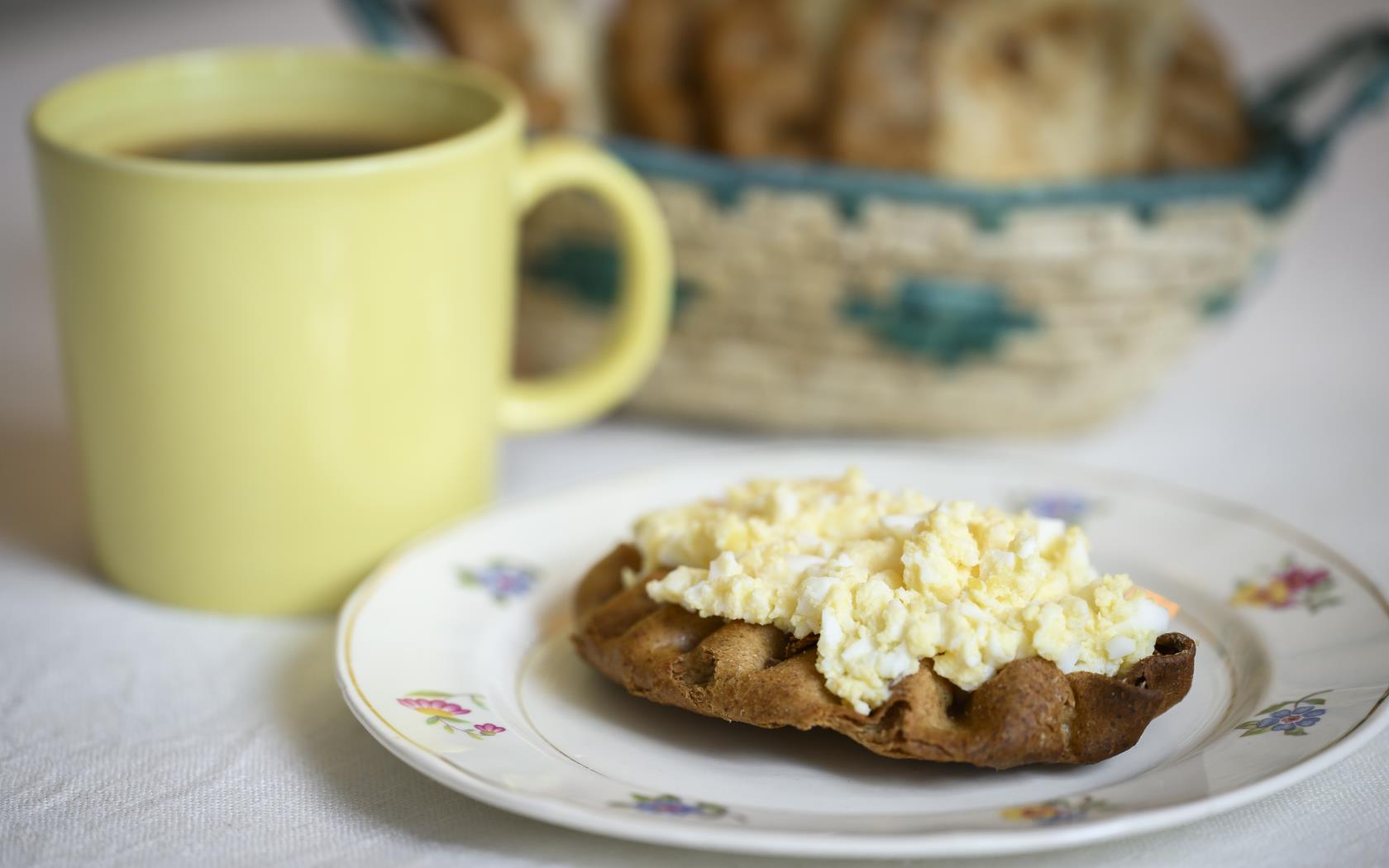 En karelsk pirog och en mugg kaffe.