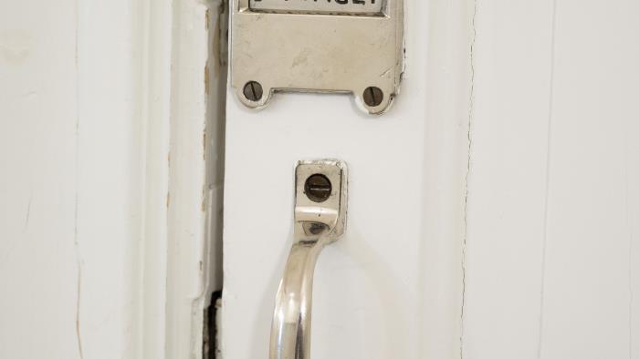 Ett dörrhandtag till en toalett, med texten Upptaget.