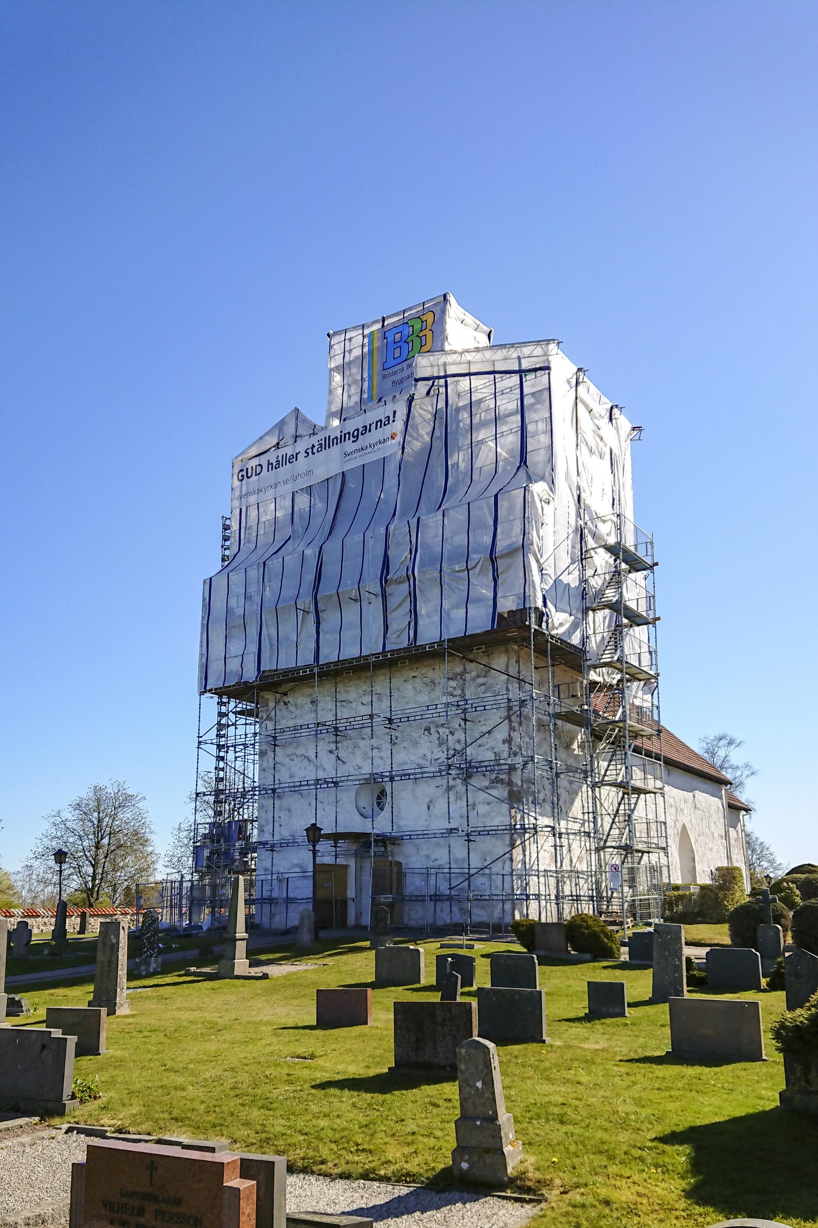 En kyrka med byggnadsställningar.