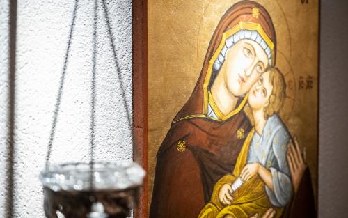 En målning av en Maria och jesusbarnet i en kyrka.