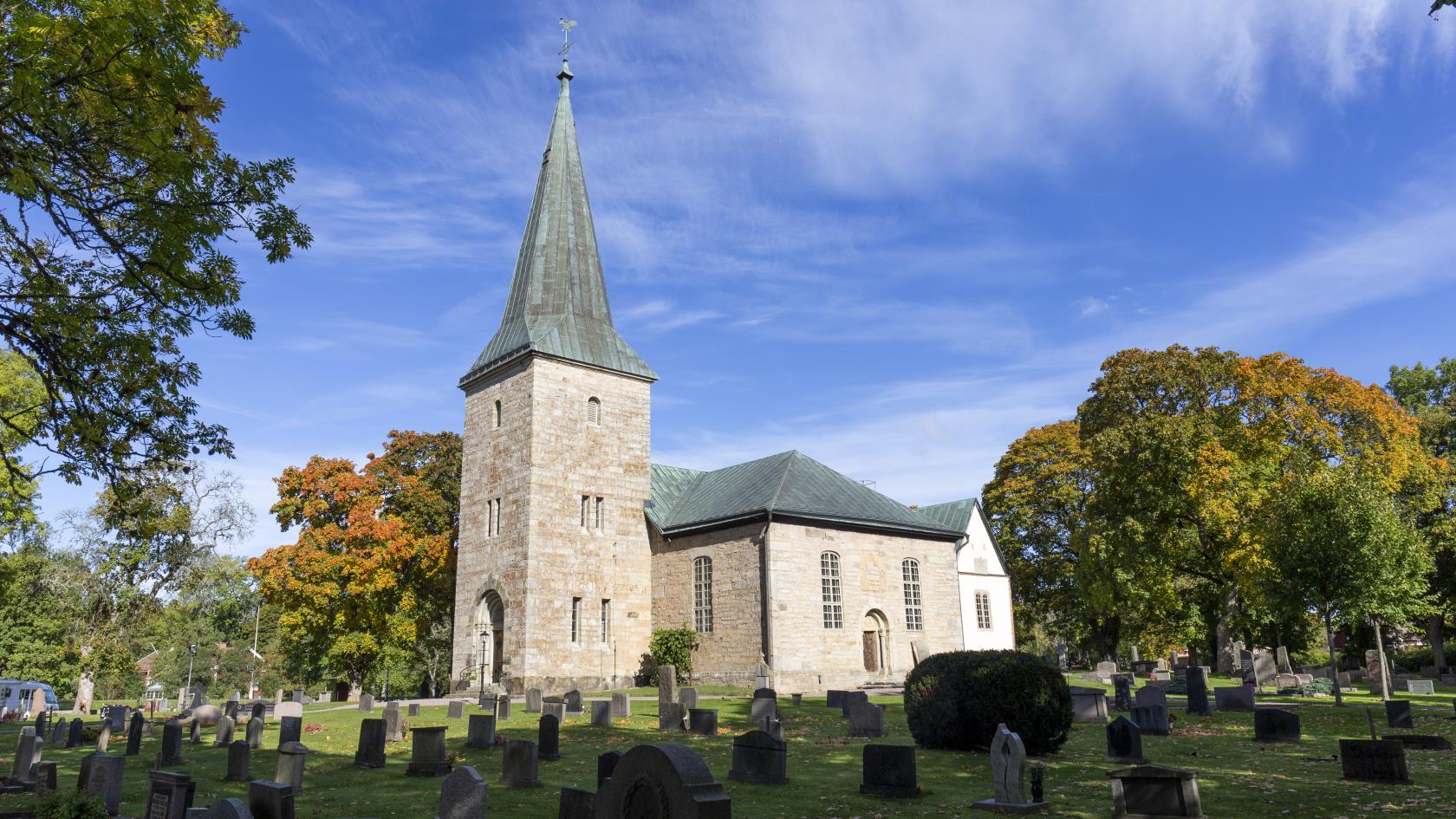 En kyrka i sandsten en solig höstdag.