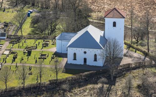 Vit kyrka.