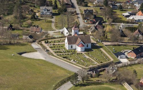 Vit kyrka.