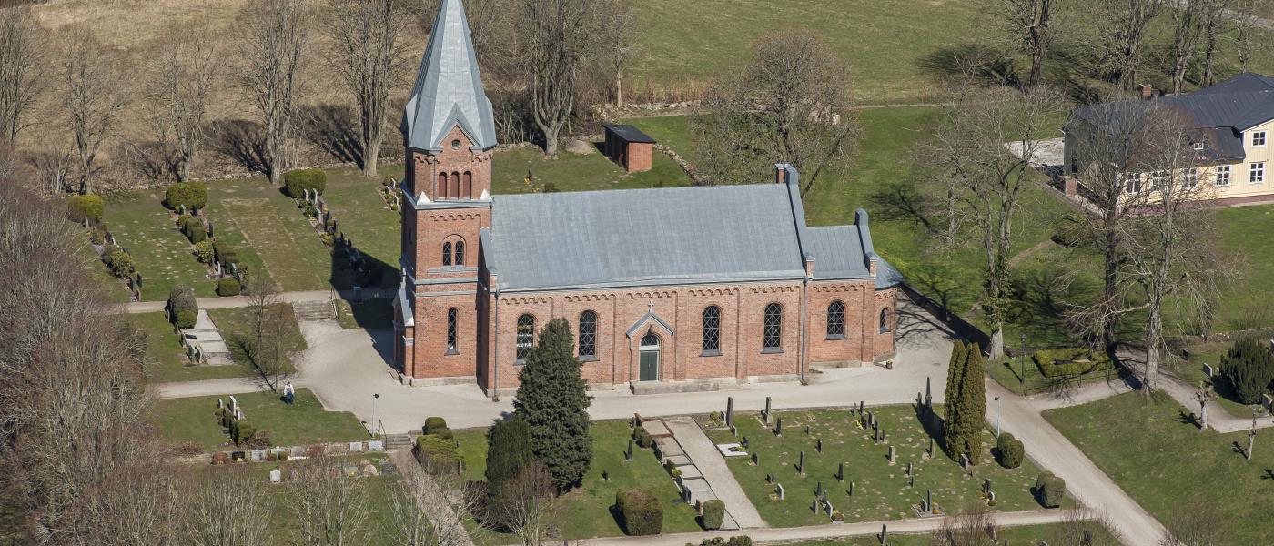 Tegelfärgad kyrka.