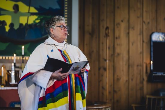 Biskop Eva Nordung-Byström håller gudstjänst i en träkyrka.