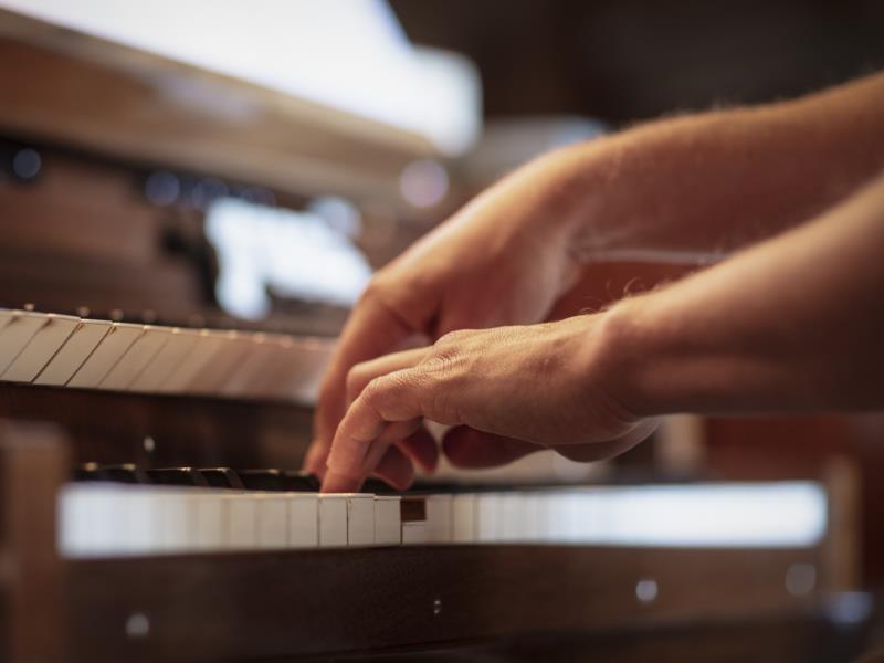 Närbild på någon som spelar orgel.