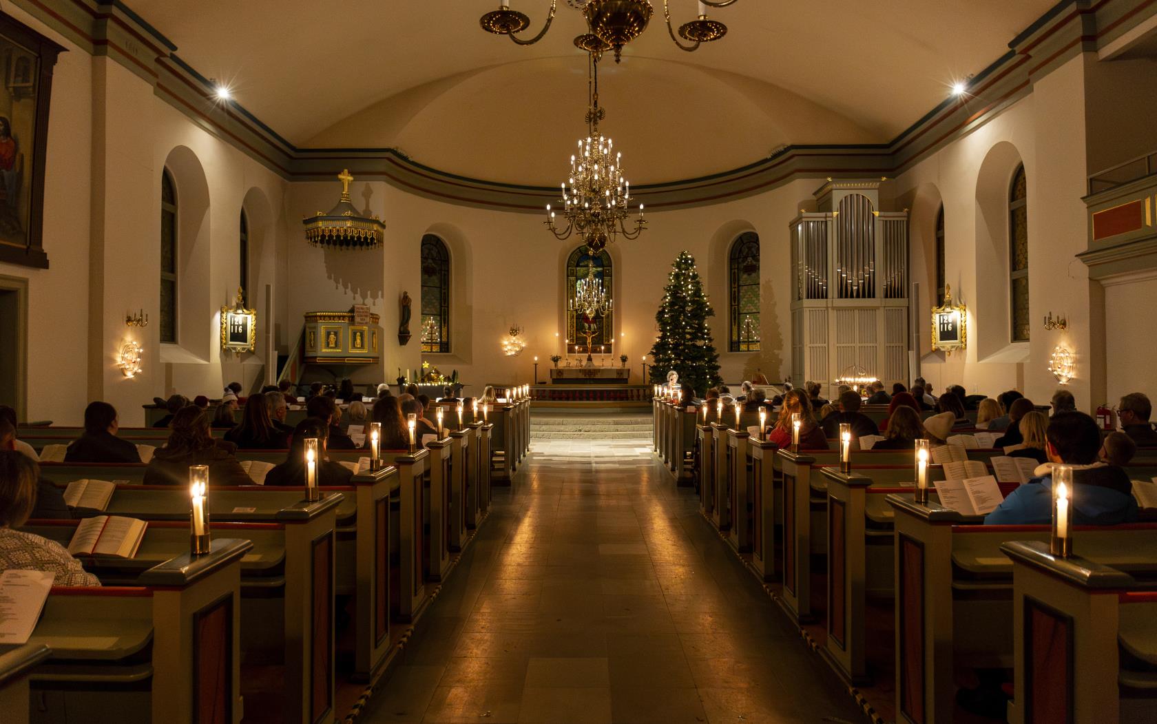 En julgudstjänst i en kyrka.