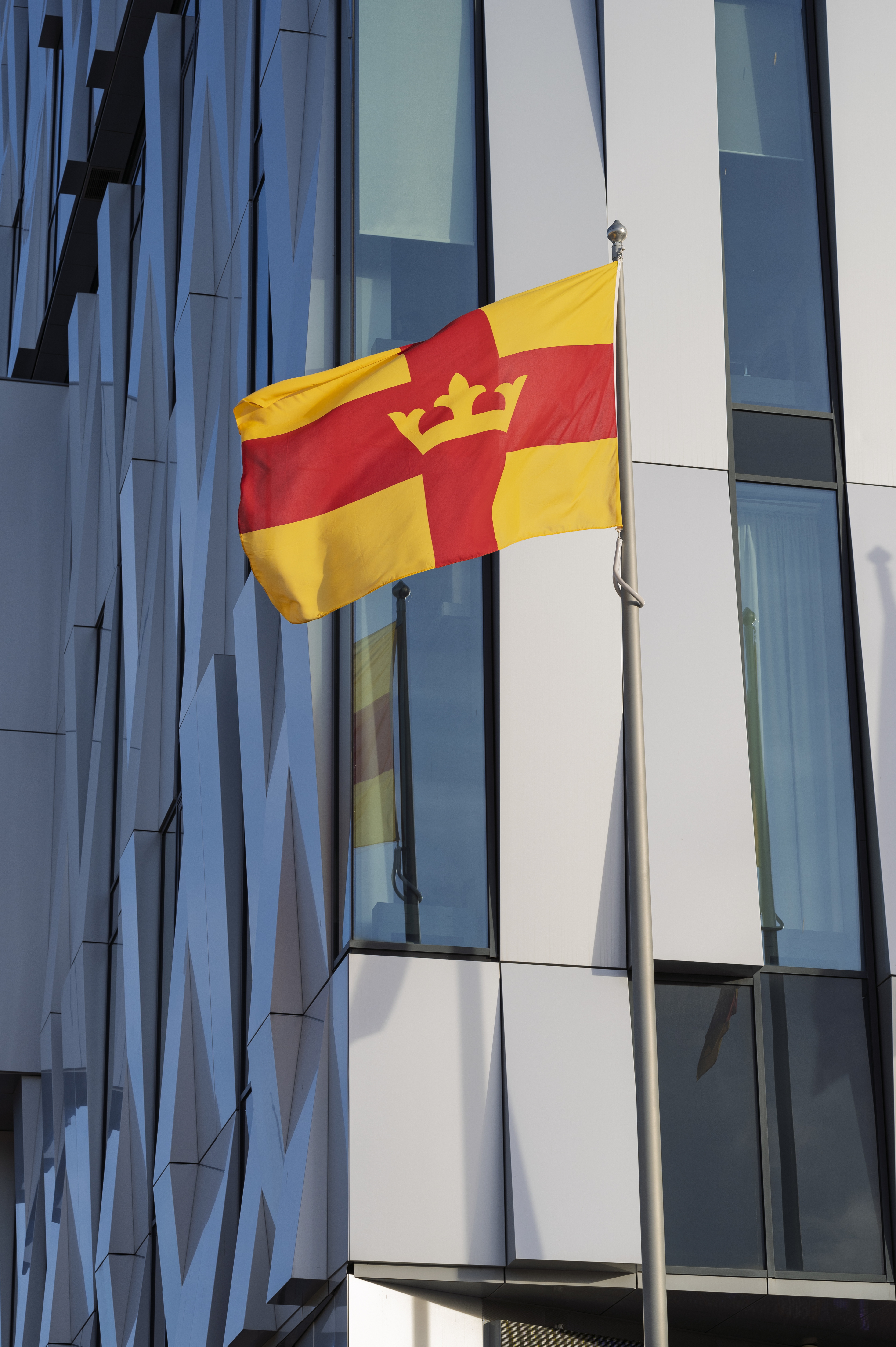 Svenska kyrkans flagga utanför Uppsala Konsert och Kongress.