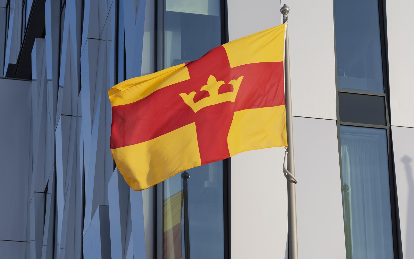 Svenska kyrkans flagga utanför Uppsala Konsert och Kongress.