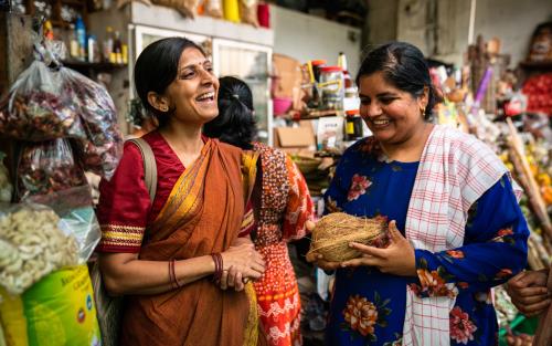 Två kvinnor på en indisk marknad. 