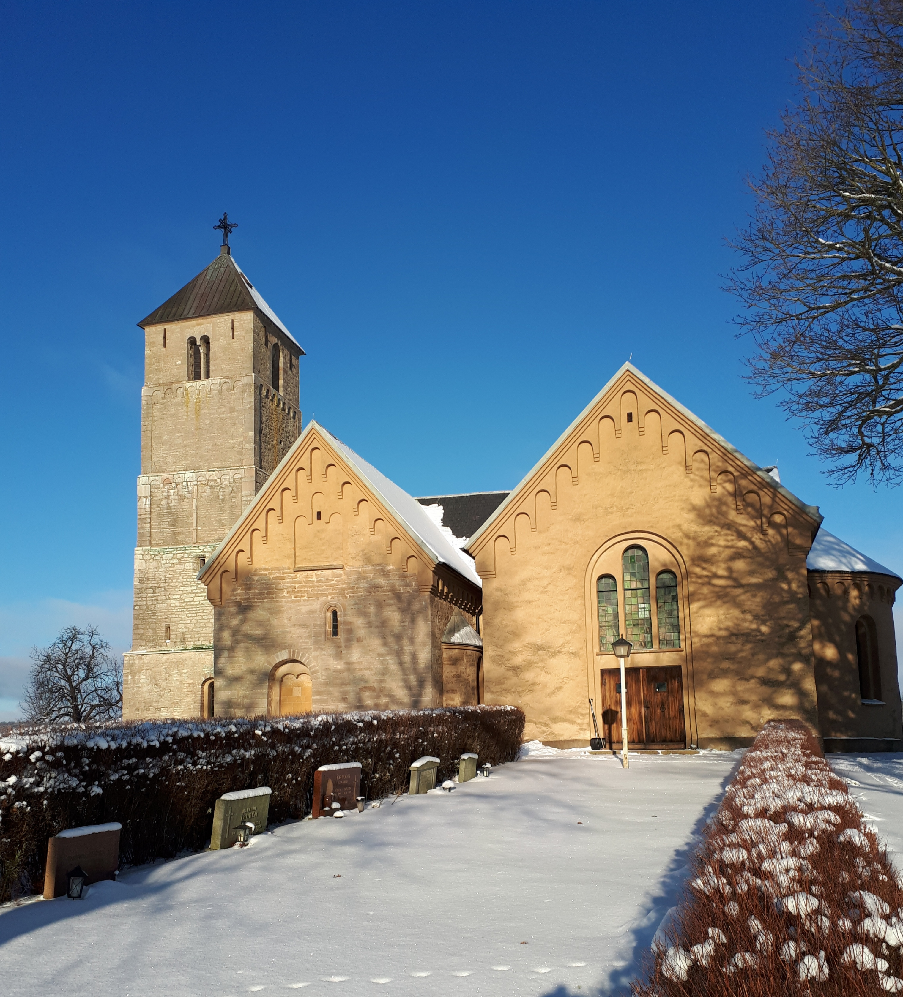 Heda kyrka med snötäckt kyrkogård