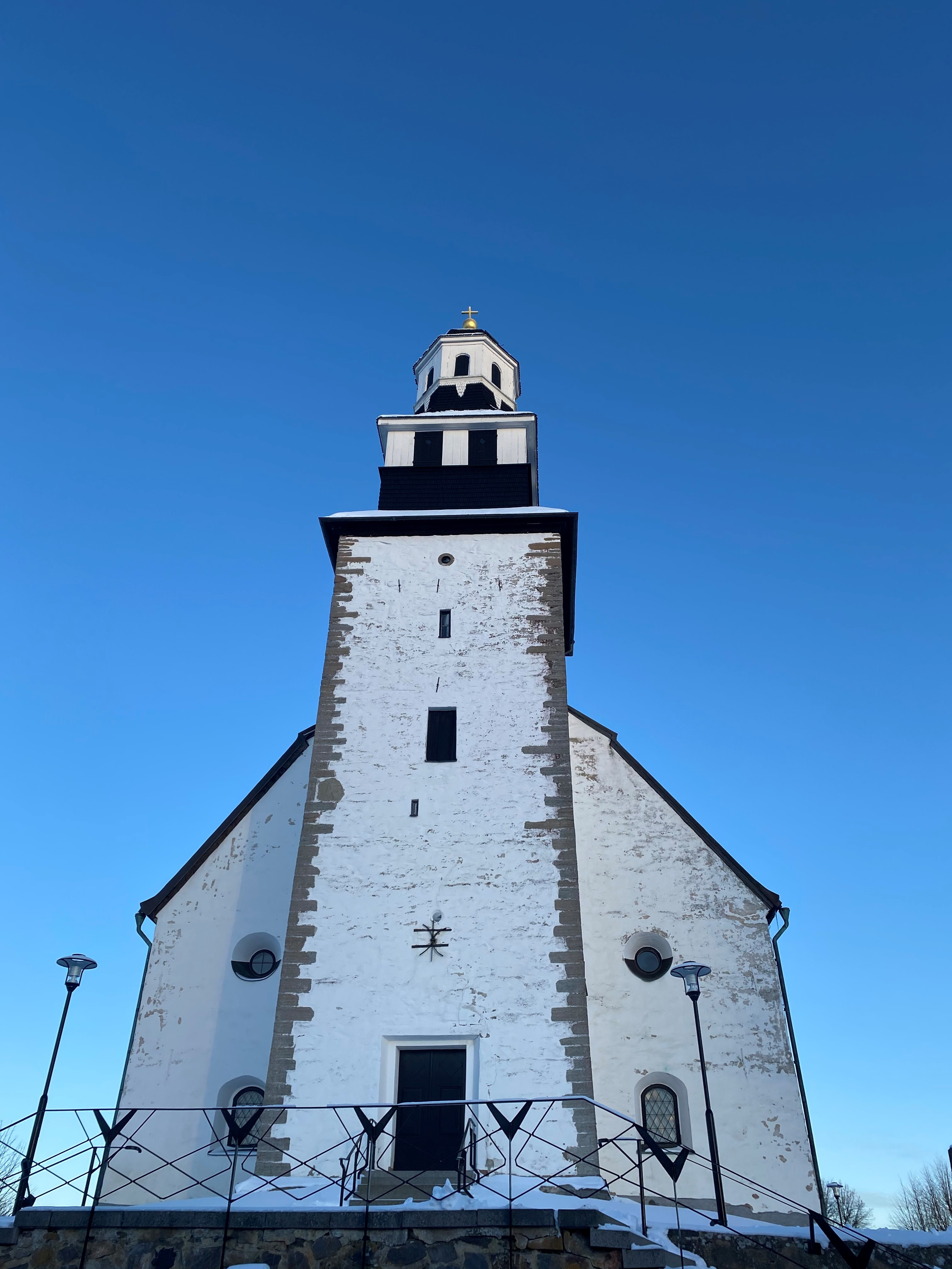 Stora Åby kyrka med en klarblå himmel