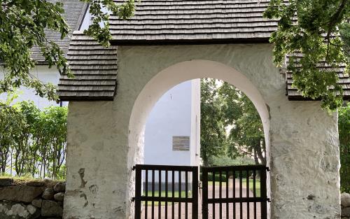 Stigport vid Normlösa kyrka.