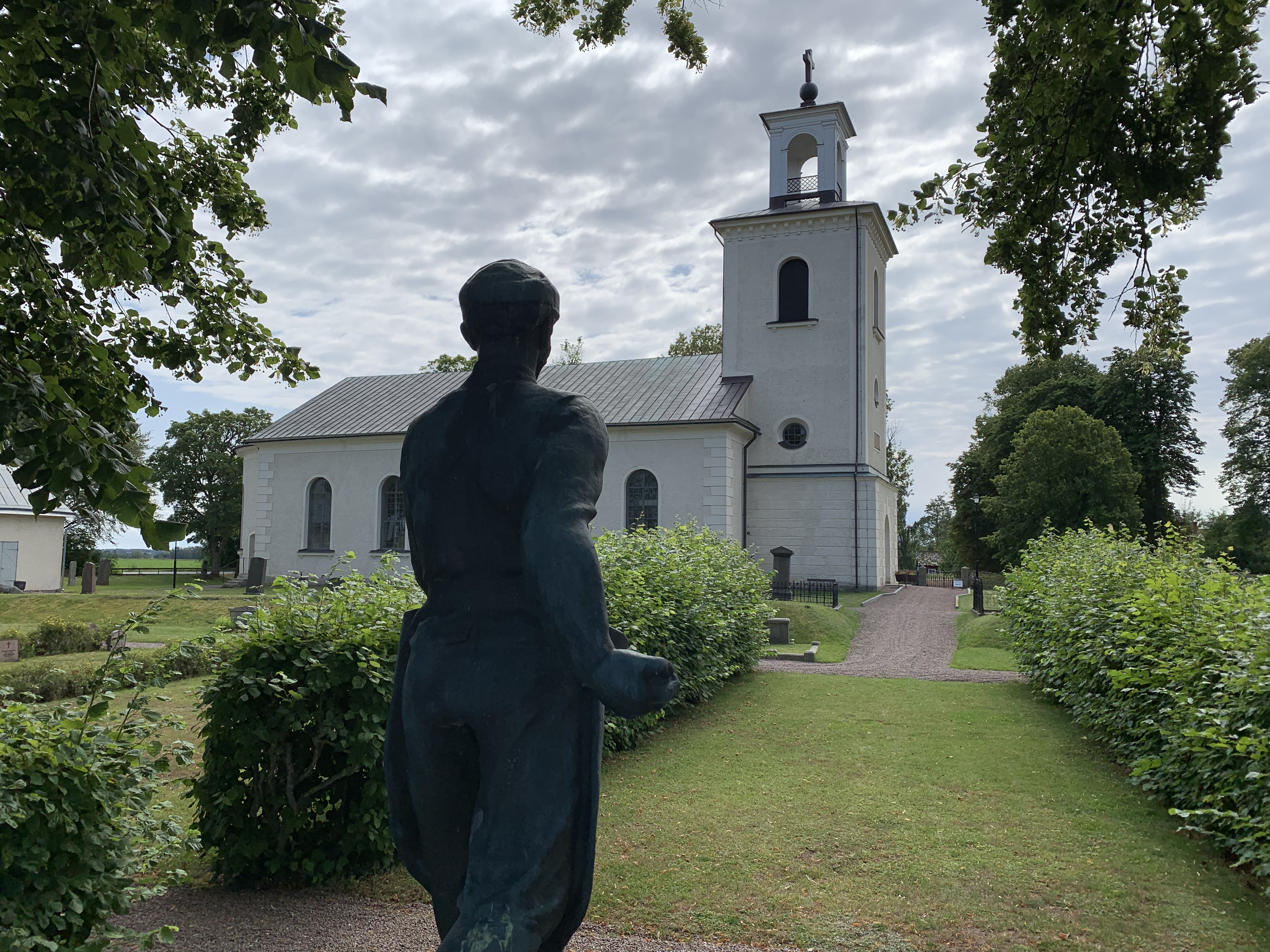 Såningsmannen framför Vallerstads kyrka.