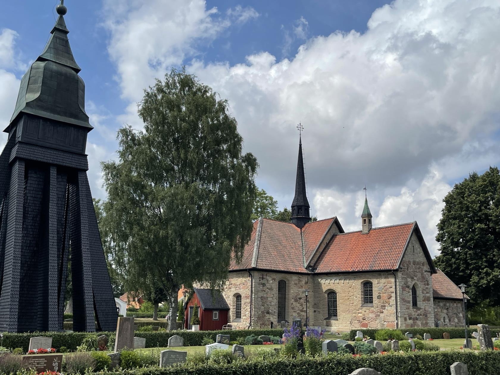 Klockstapel och Veta kyrka.