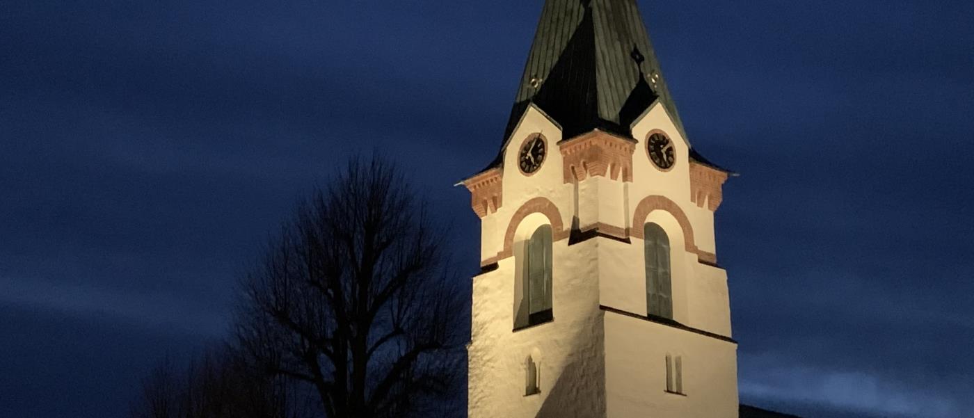 Ödeshögs kyrkas torn upplyst i natten.