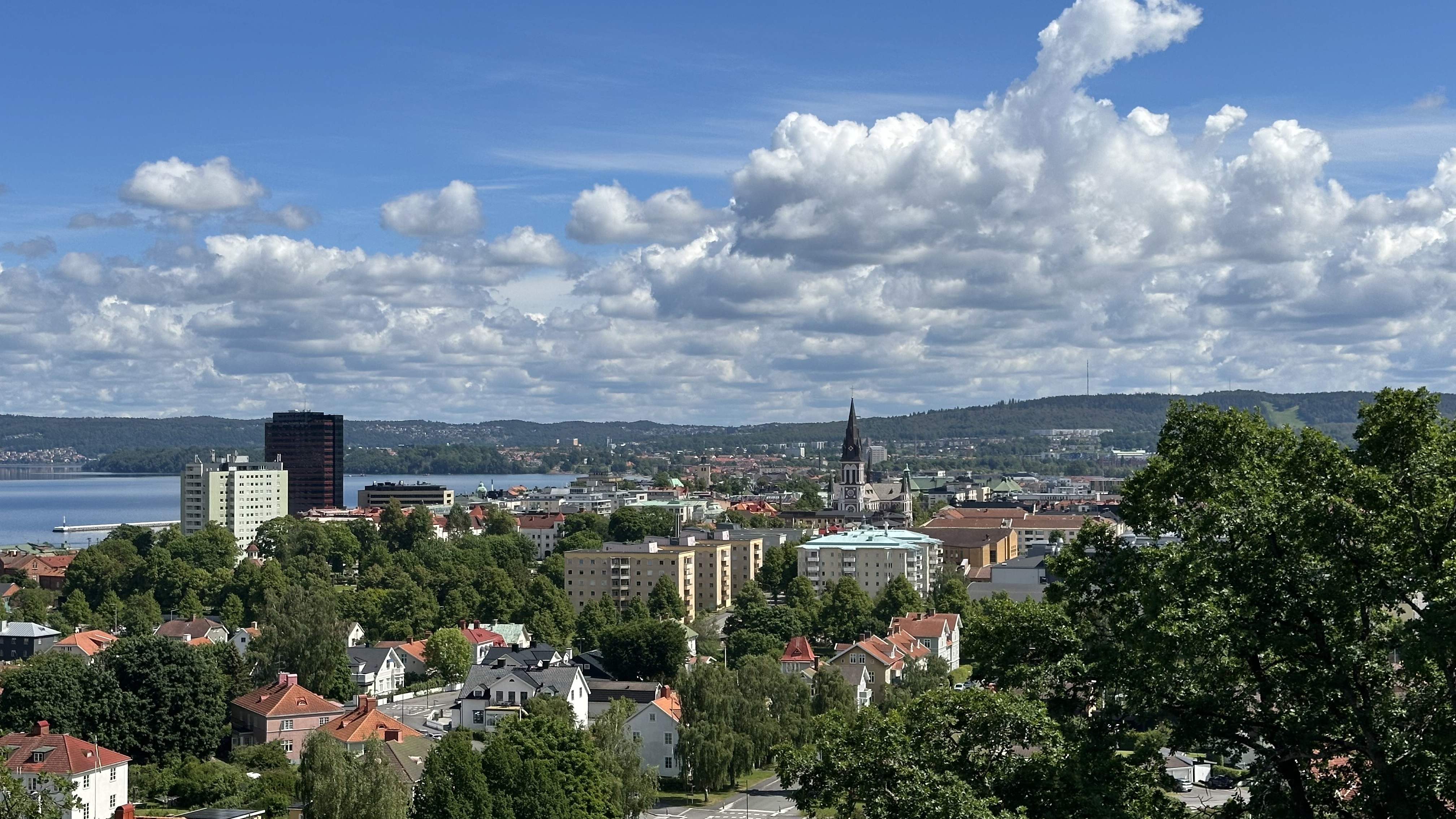 Bild på Jönköpings stad, tagen från Stadsparken i Jönköping.