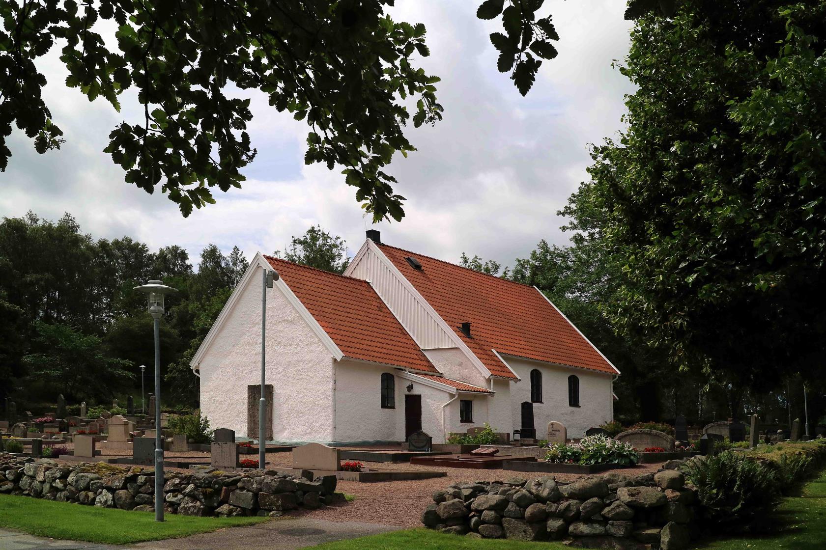 Tuve kyrka i sommarskrud.