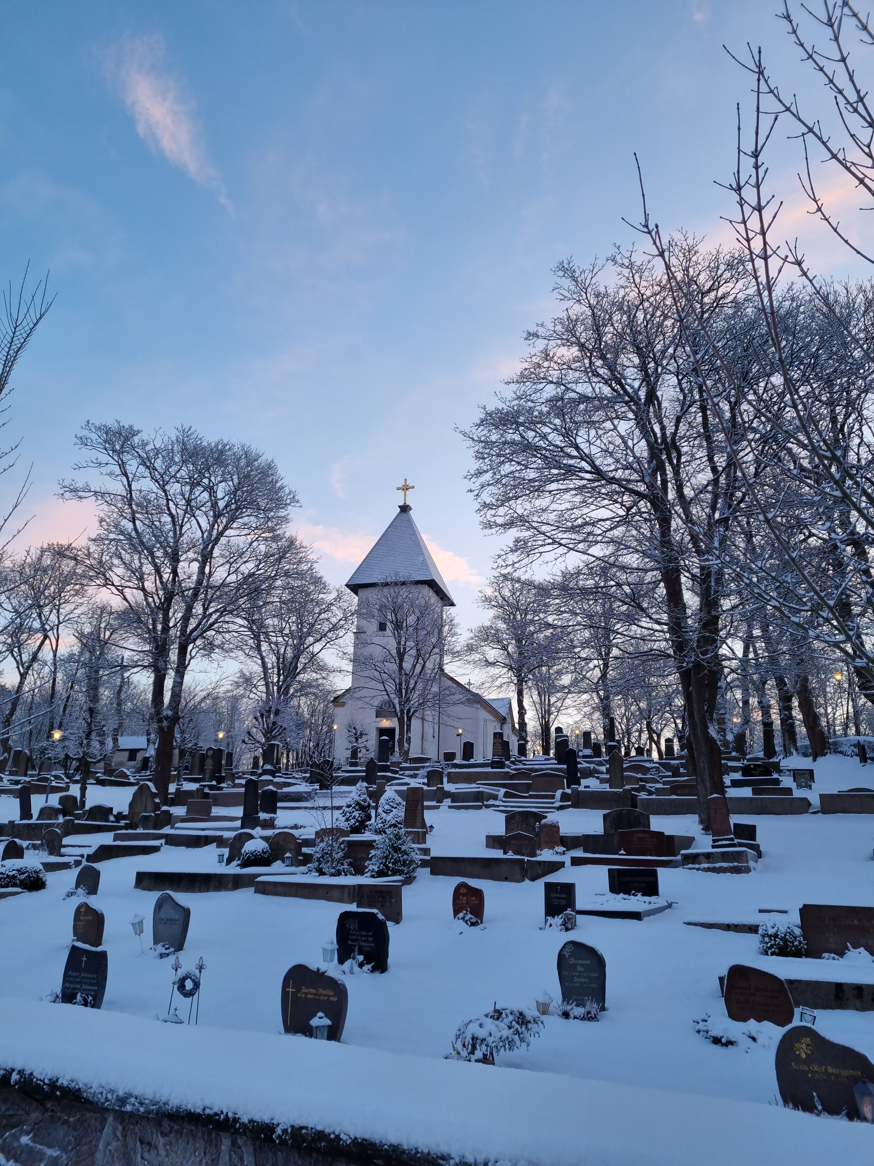 Backa kyrka i vinterskrud.