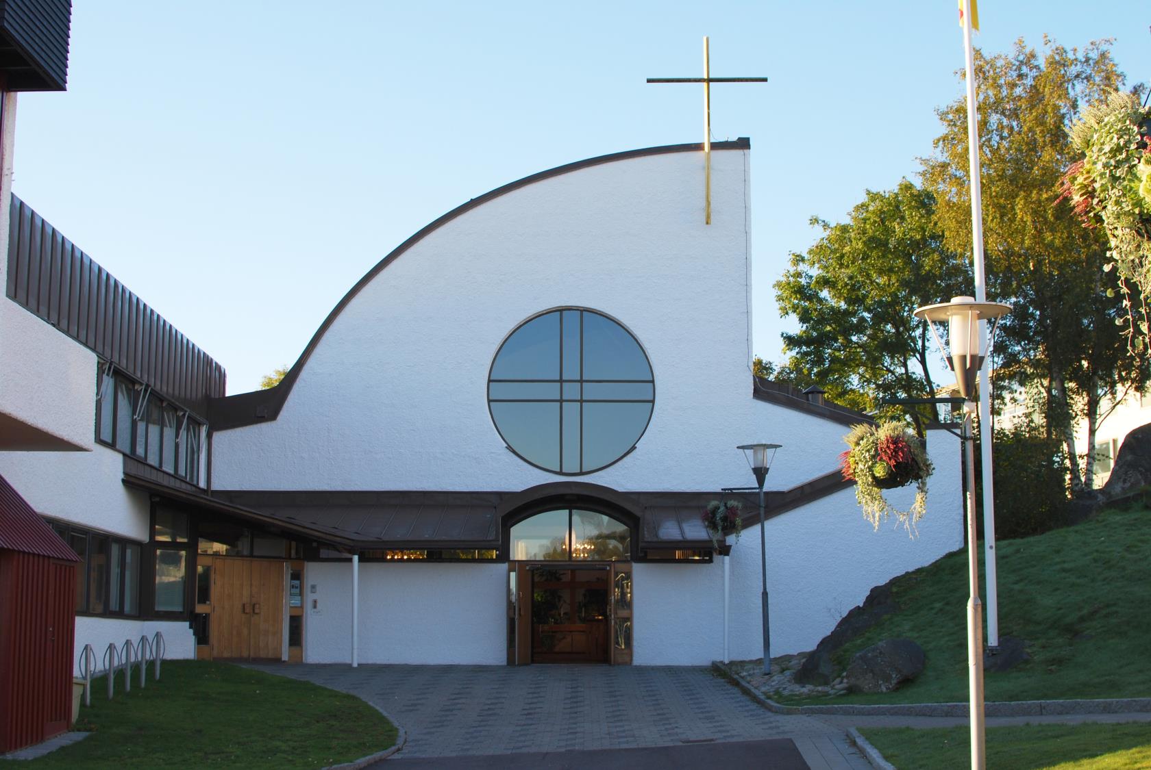 Glöstorpkyrkan bland höstlöven.