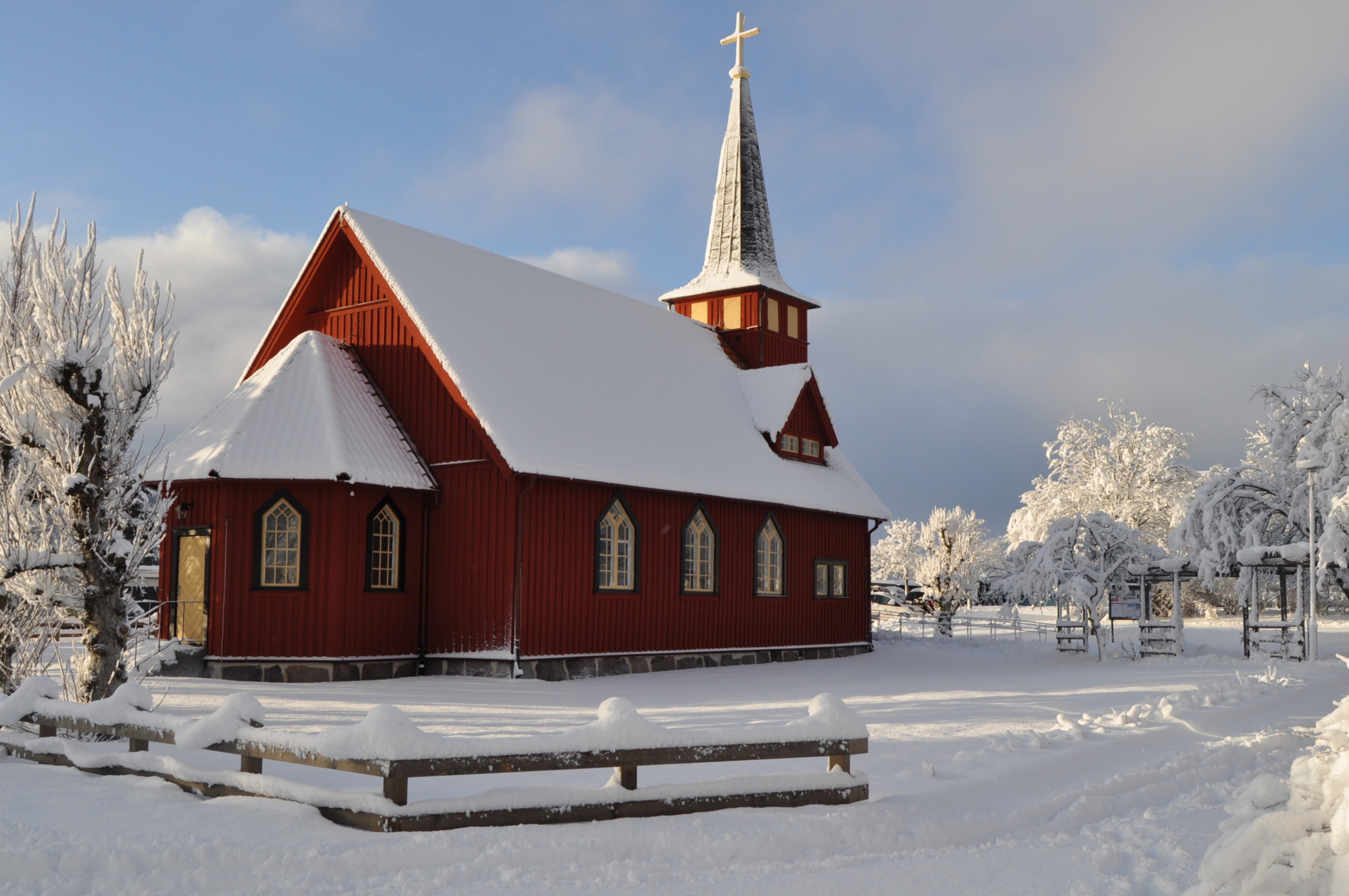 Kärra kyrka i vinterskrud.