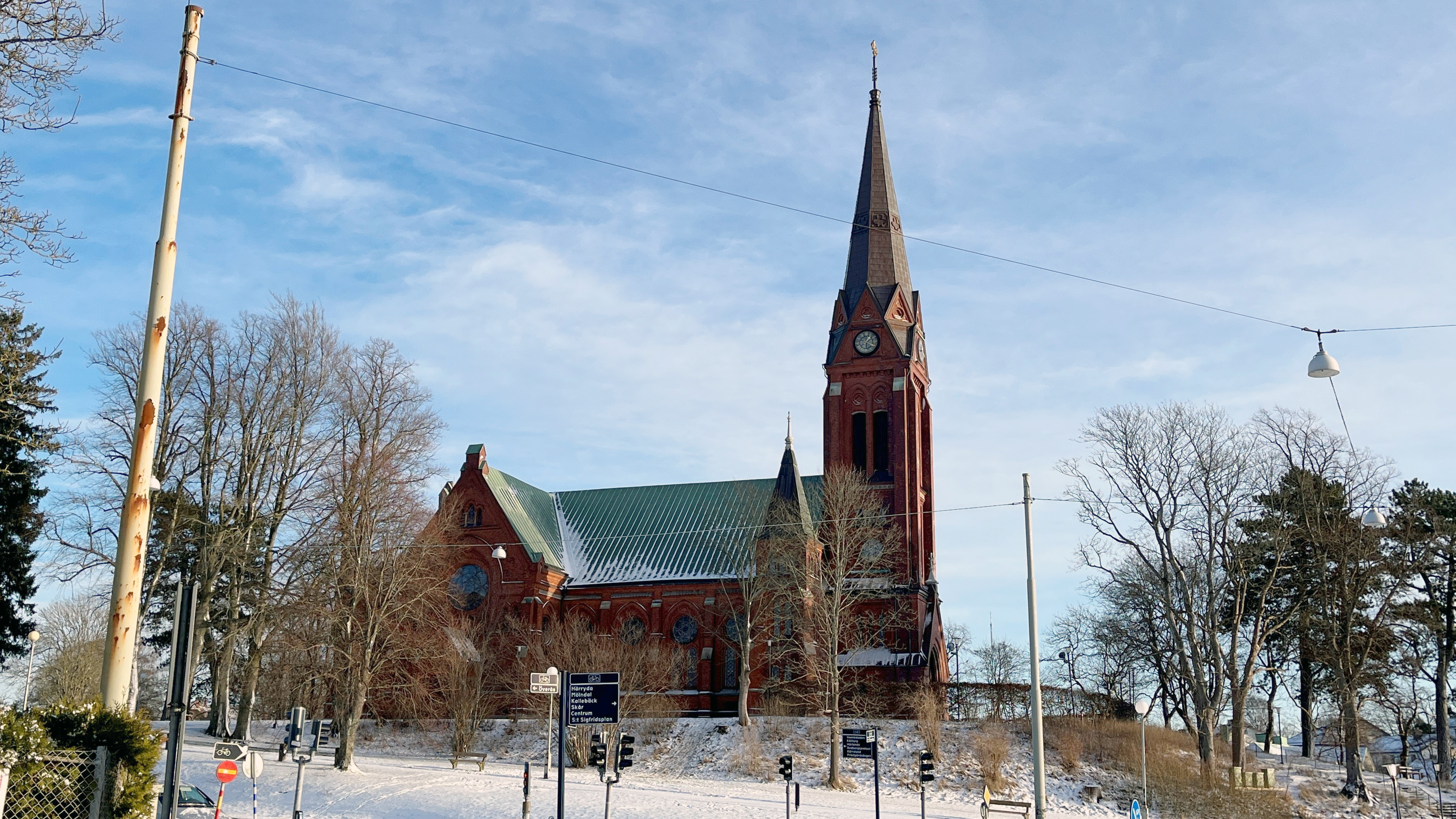 Örgryte nya kyrka i vinterskrud.