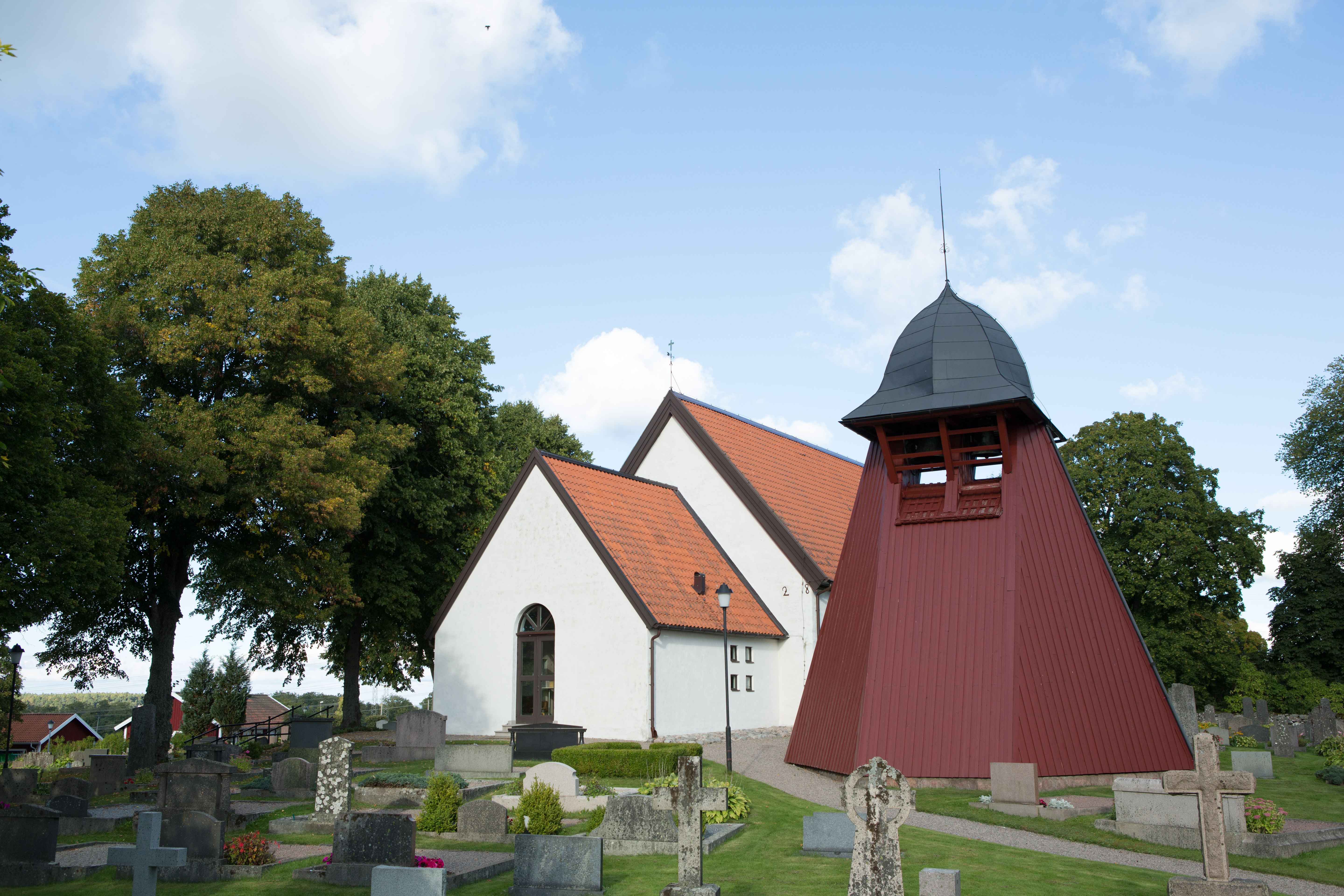 Stora Lundby kyrka och klockstapel.