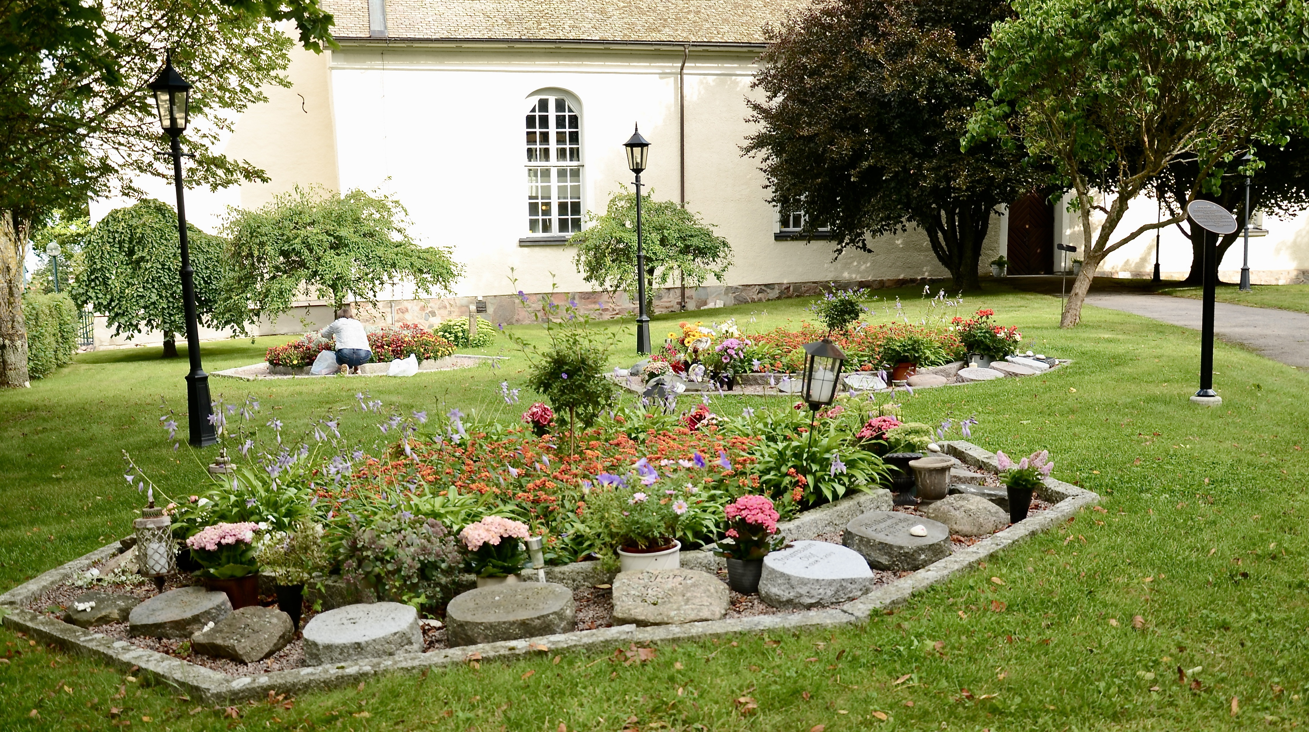 Askgravlund utanför Hova kyrka.