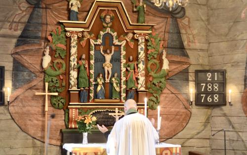 Präst vänd mot altaret i Älgarås kyrka.