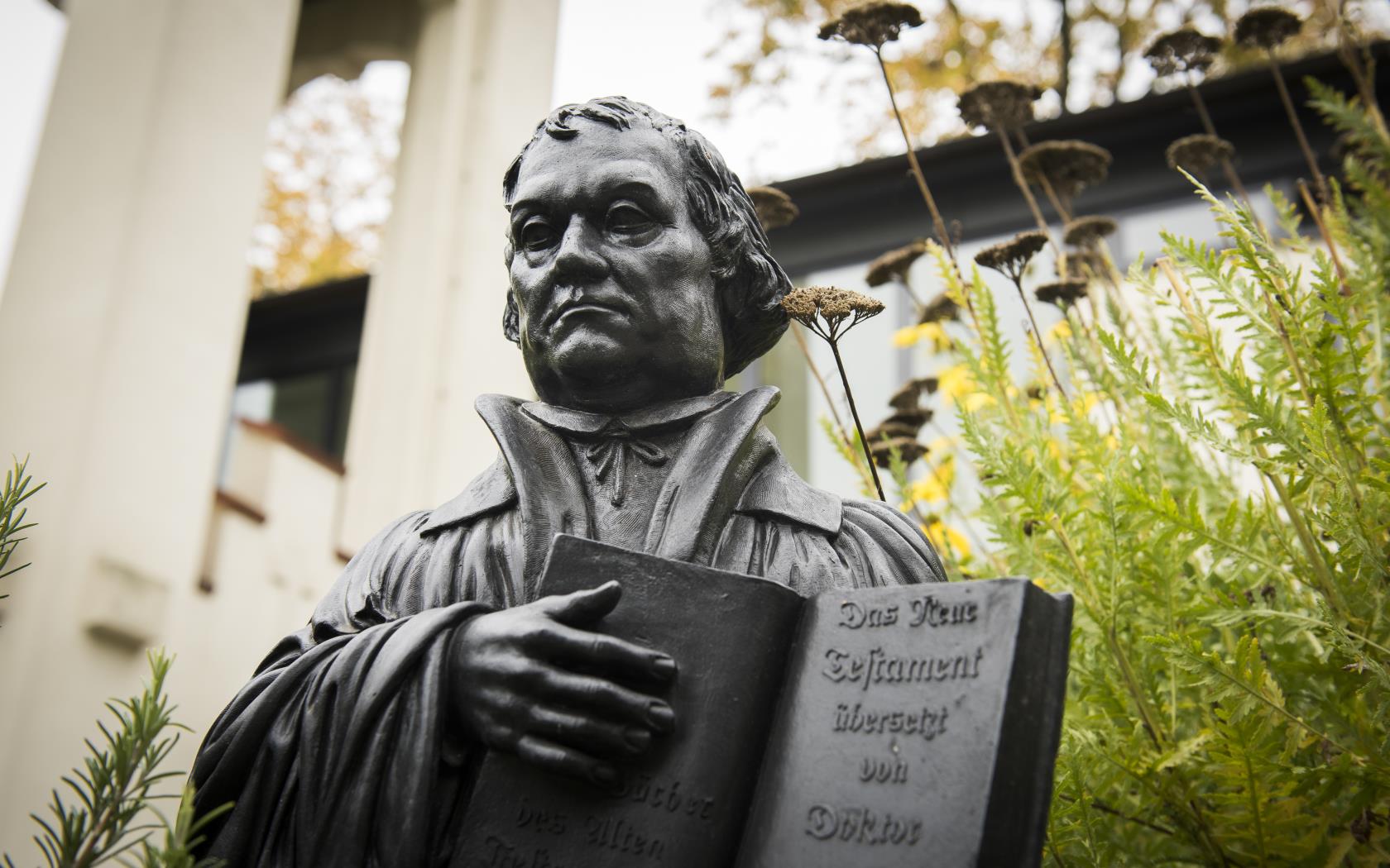 En staty av Martin Luther står utomhus.