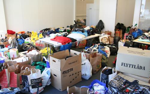 Insamling - rum fullt av kläder i kartonger och kassar