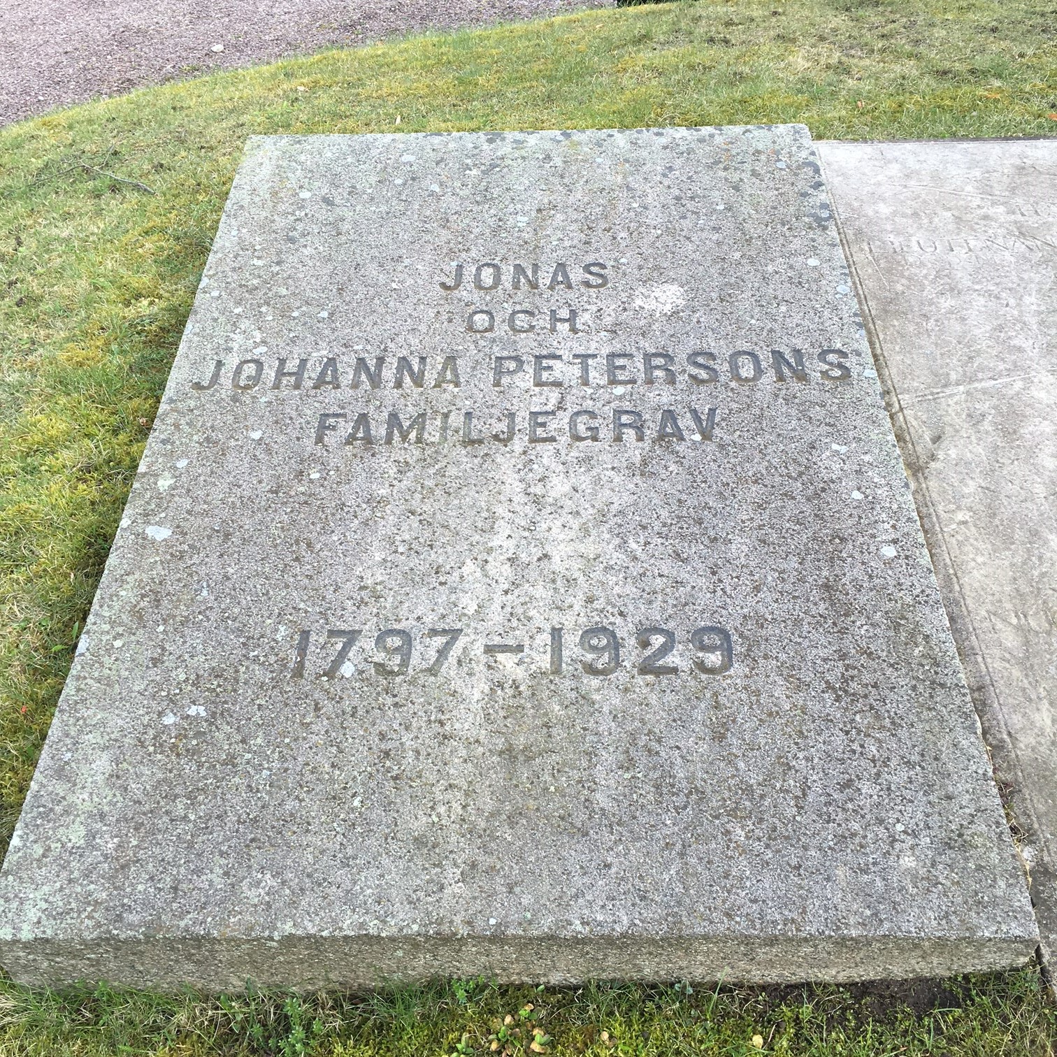 Gravsten med texten Jonas och Johanna Petersons familjegrav. 1797-1929.