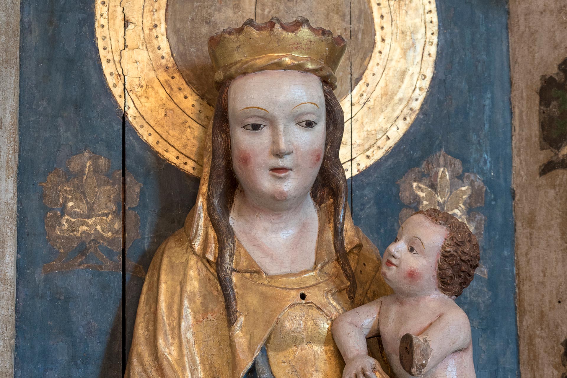 Träskulptur av Jungfru Maria med Jesusbarnet från Hökhuvuds kyrka i Gimo.