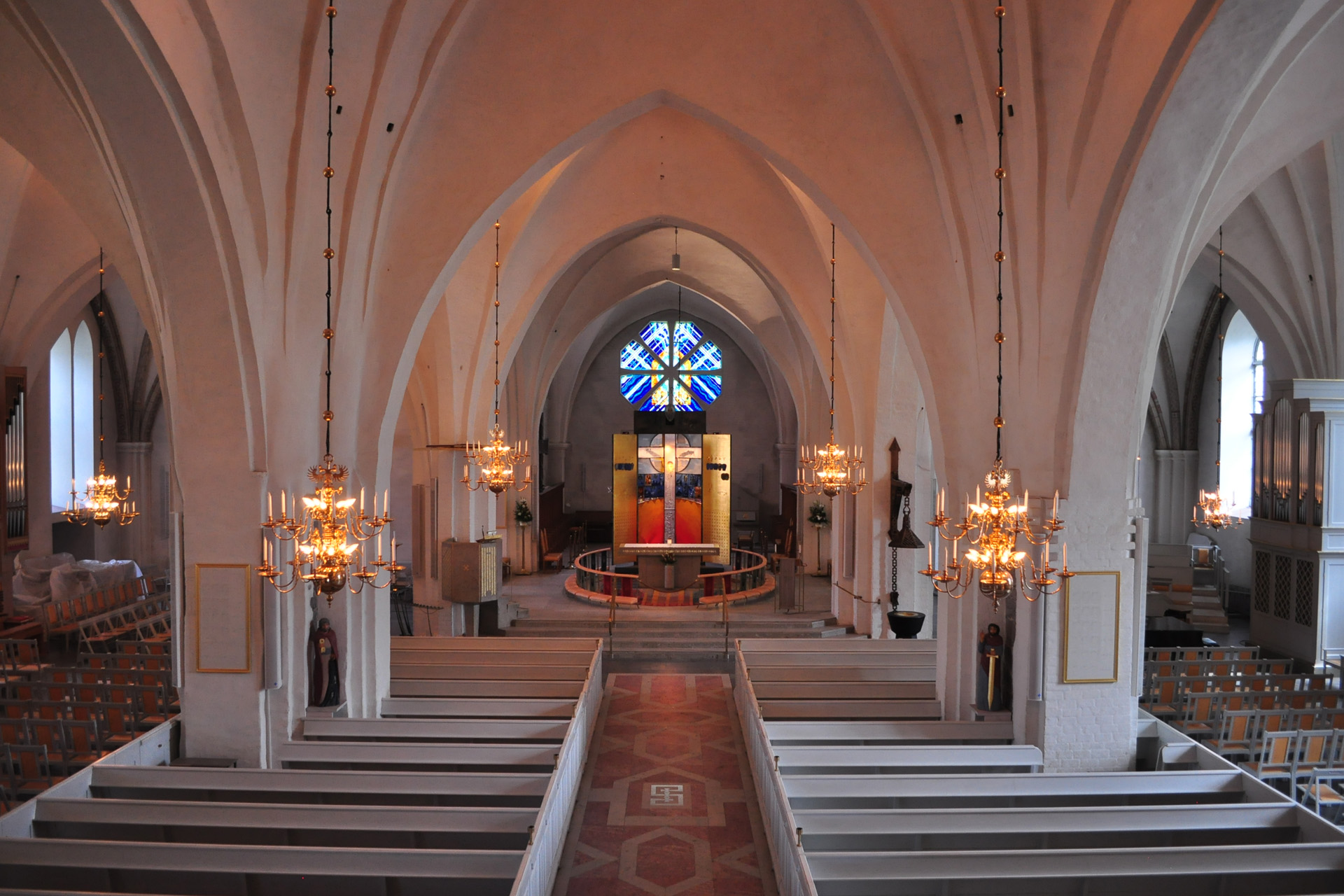 Interiörbild över Växjö domkyrka med altaret i mitten.