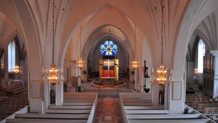 Interiörbild över Växjö domkyrka med altaret i mitten.