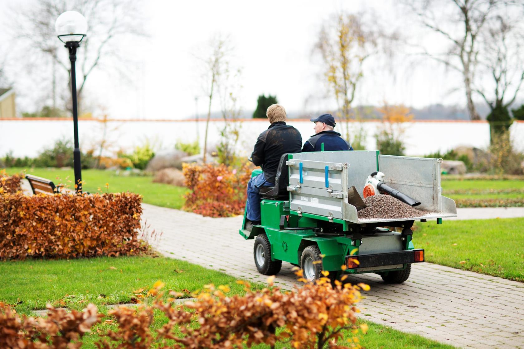 Personal från kyrkogårdsförvaltningen