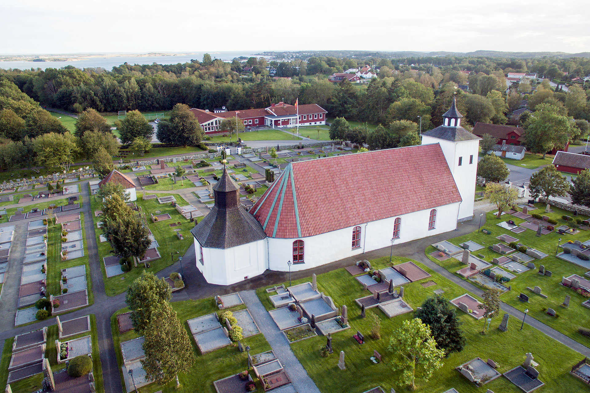 Onsala kyrka med omnejd