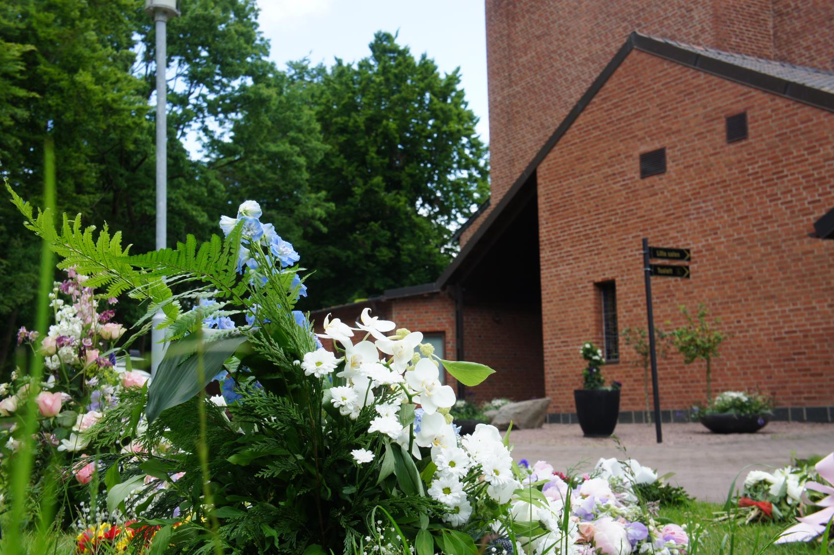 Blommor och Heliga korsets kapell.