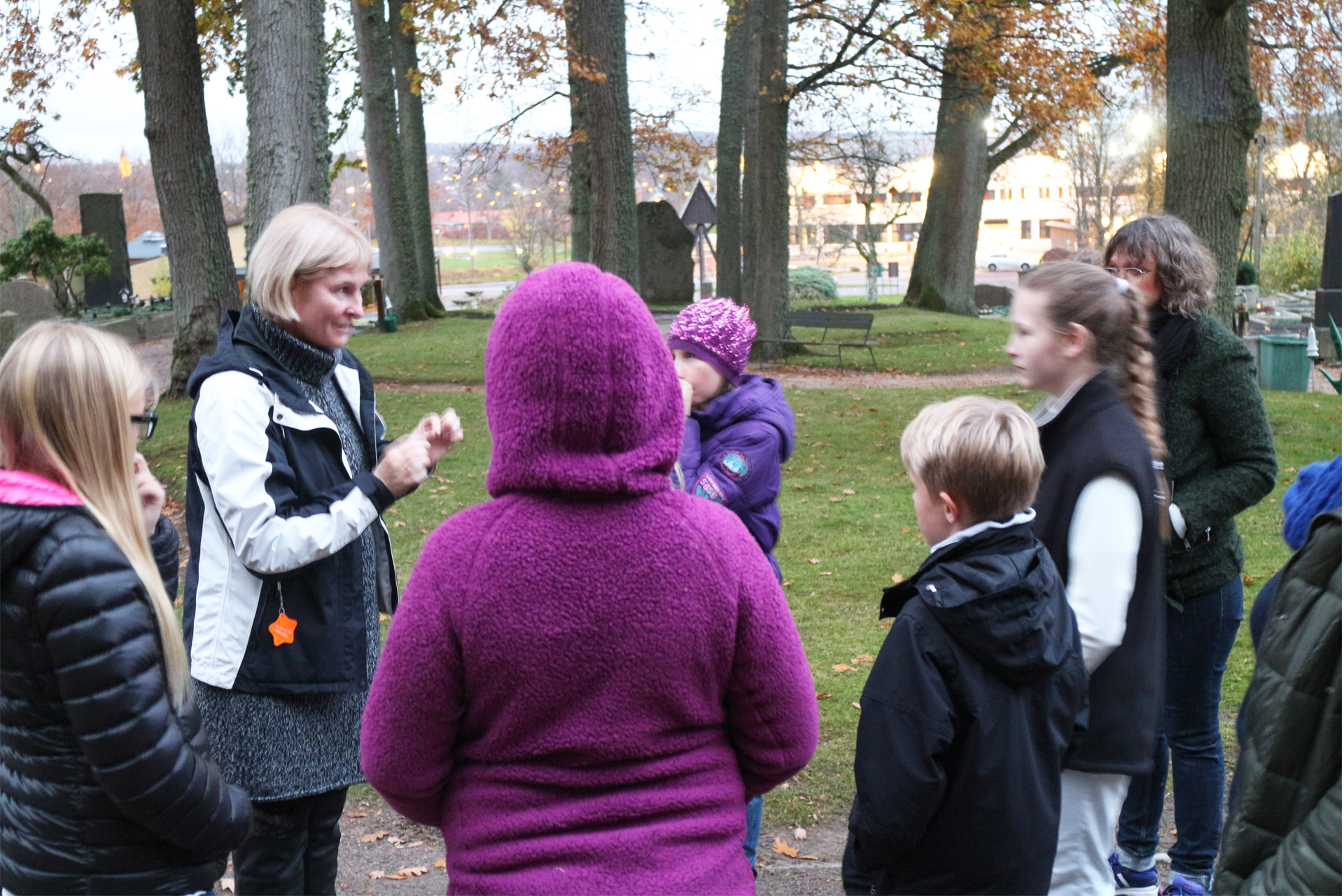 Skolbarnsgrupp på kyrkogårdsvandring