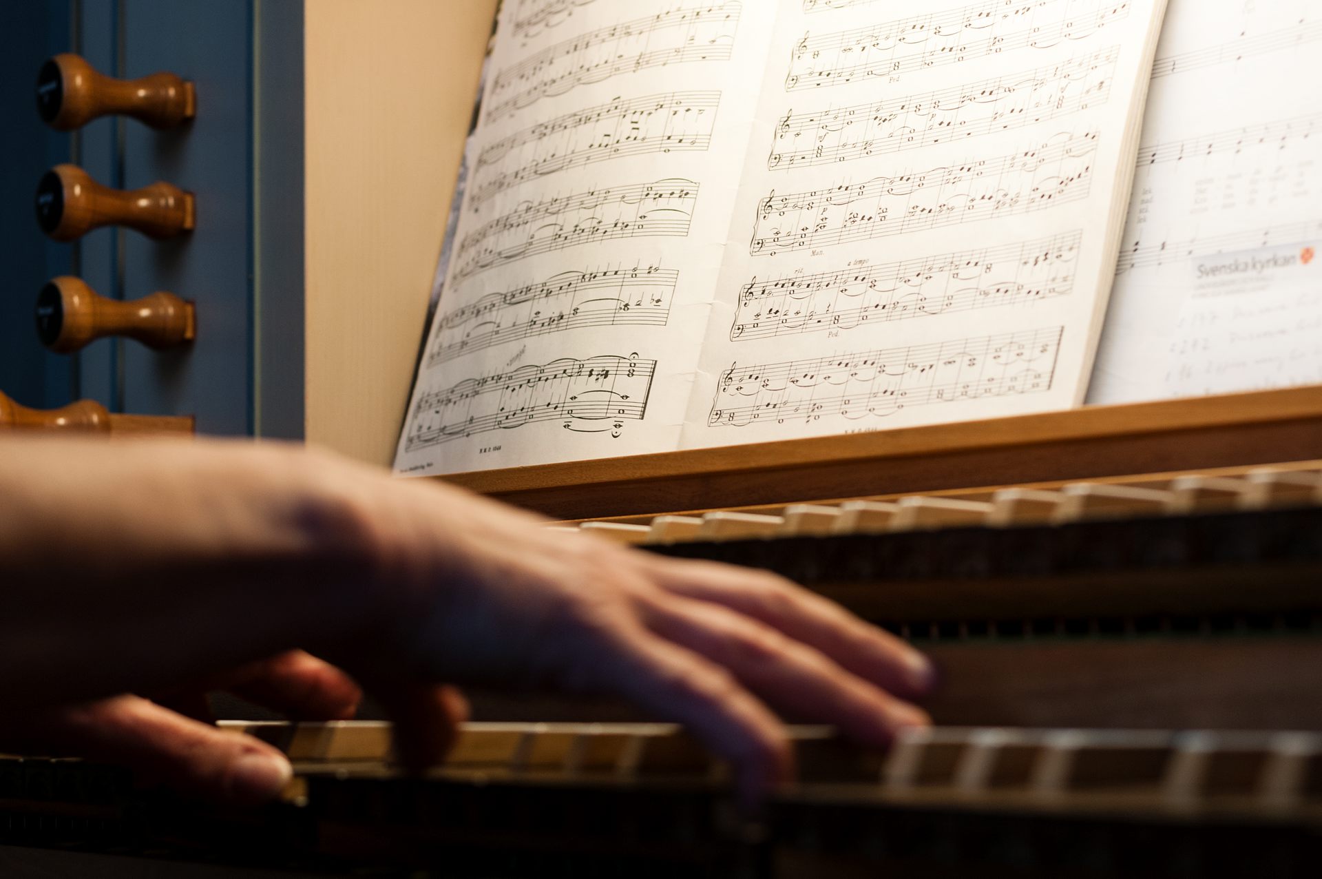 händer som spelar på orgel