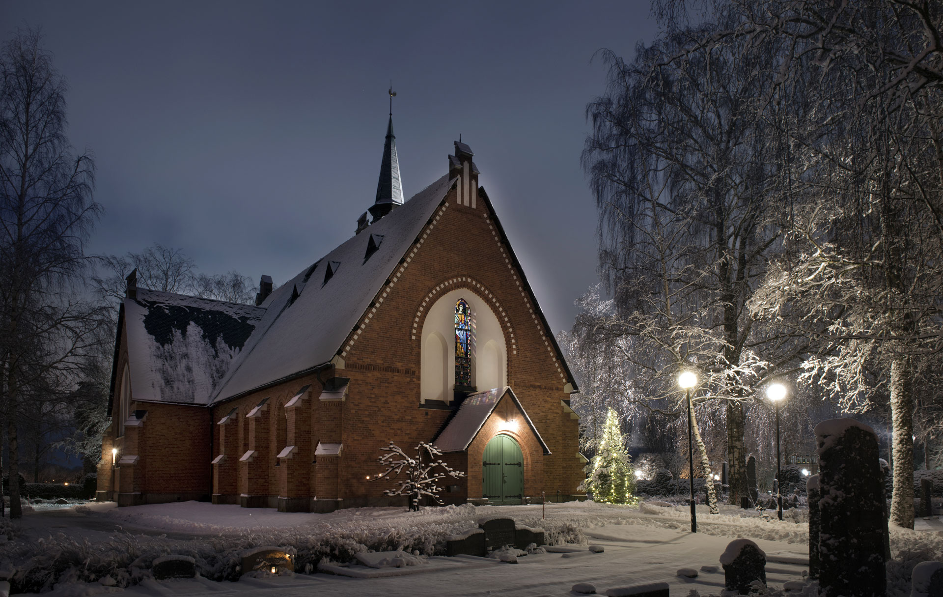 Bilden visar Längbro kyrka en snöig vinterkväll