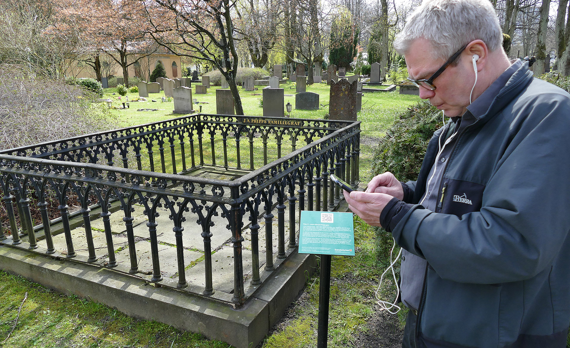 Ljudguidning via mobiltelefon vid grav