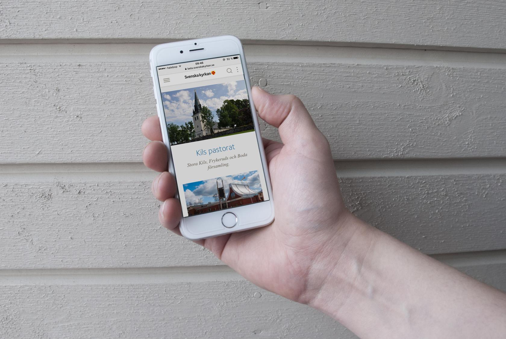 Mobiltelefon som visar Kils pastorats hemsida