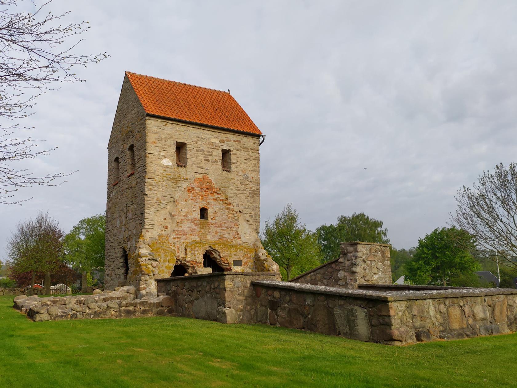 Nedraby kyrkoruin i majsol