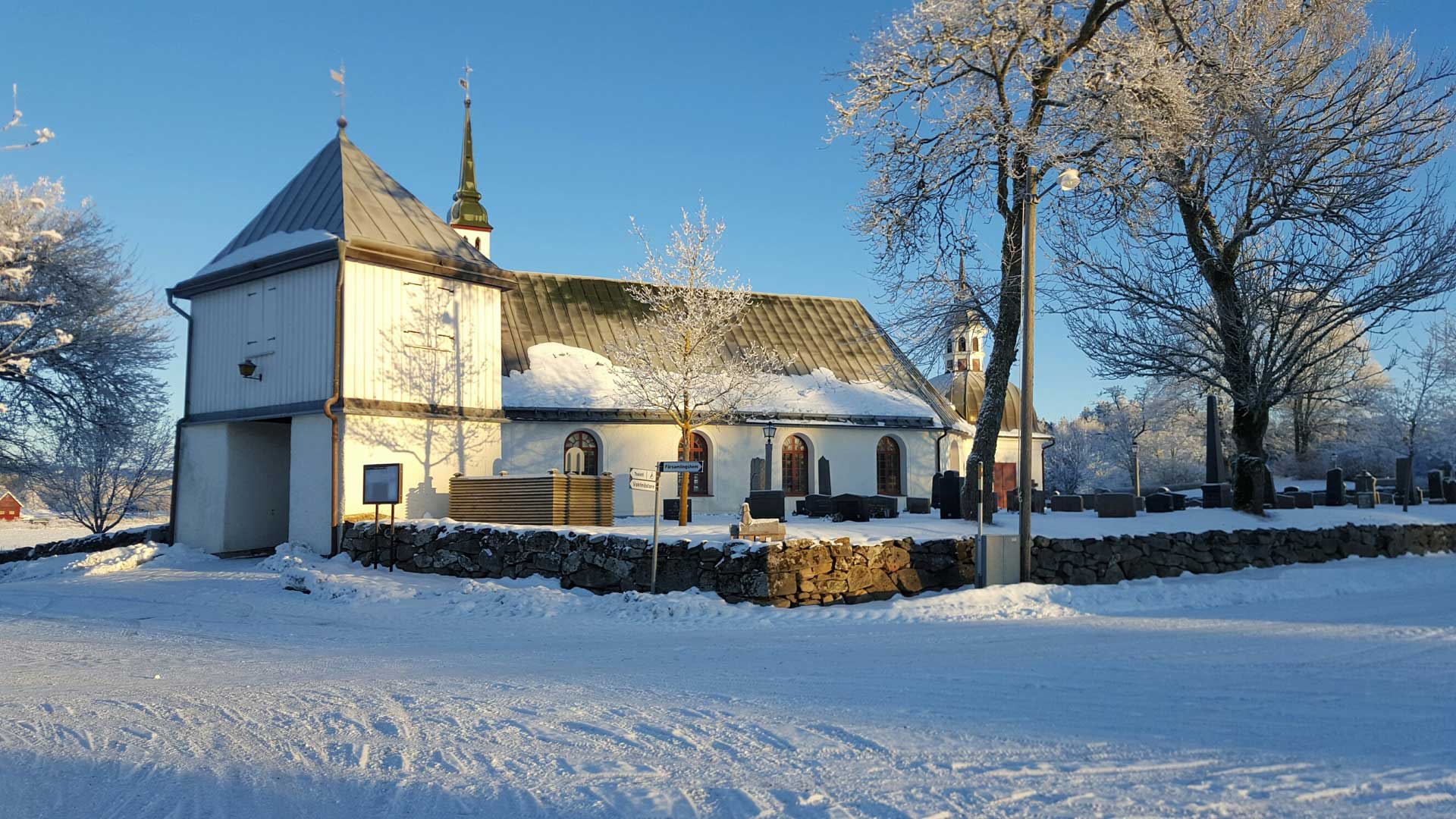 Norra Björke kyrka i vinterlandskap