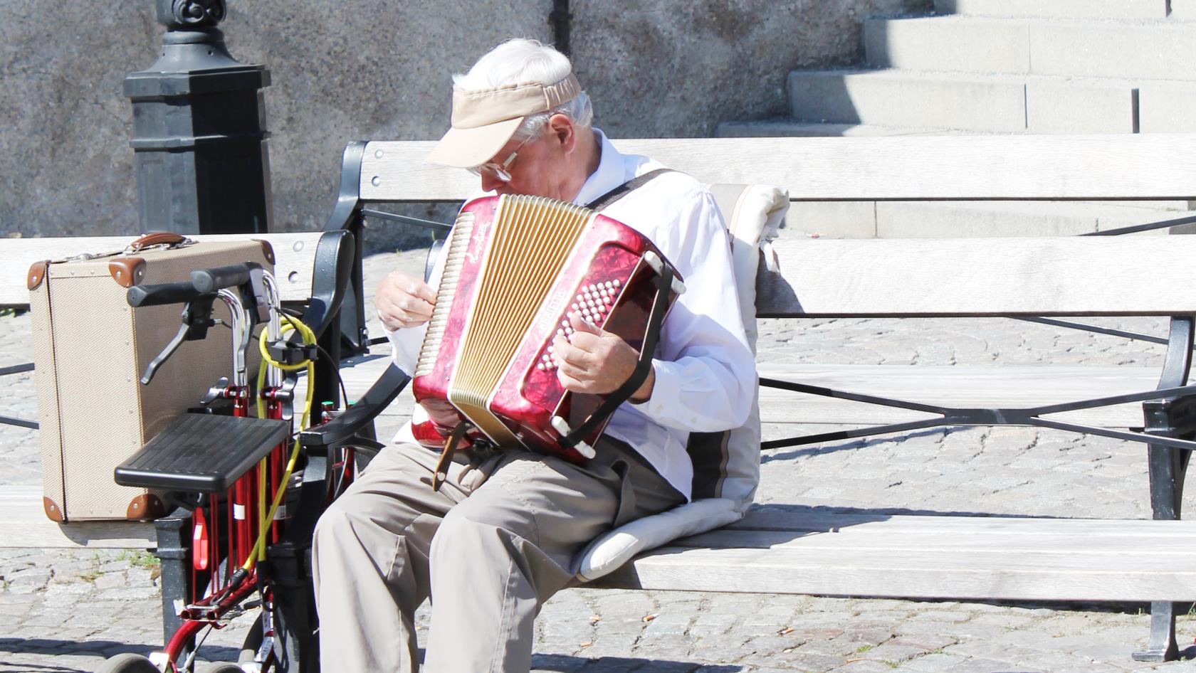 Pensionär hjälper en annan pensionär.