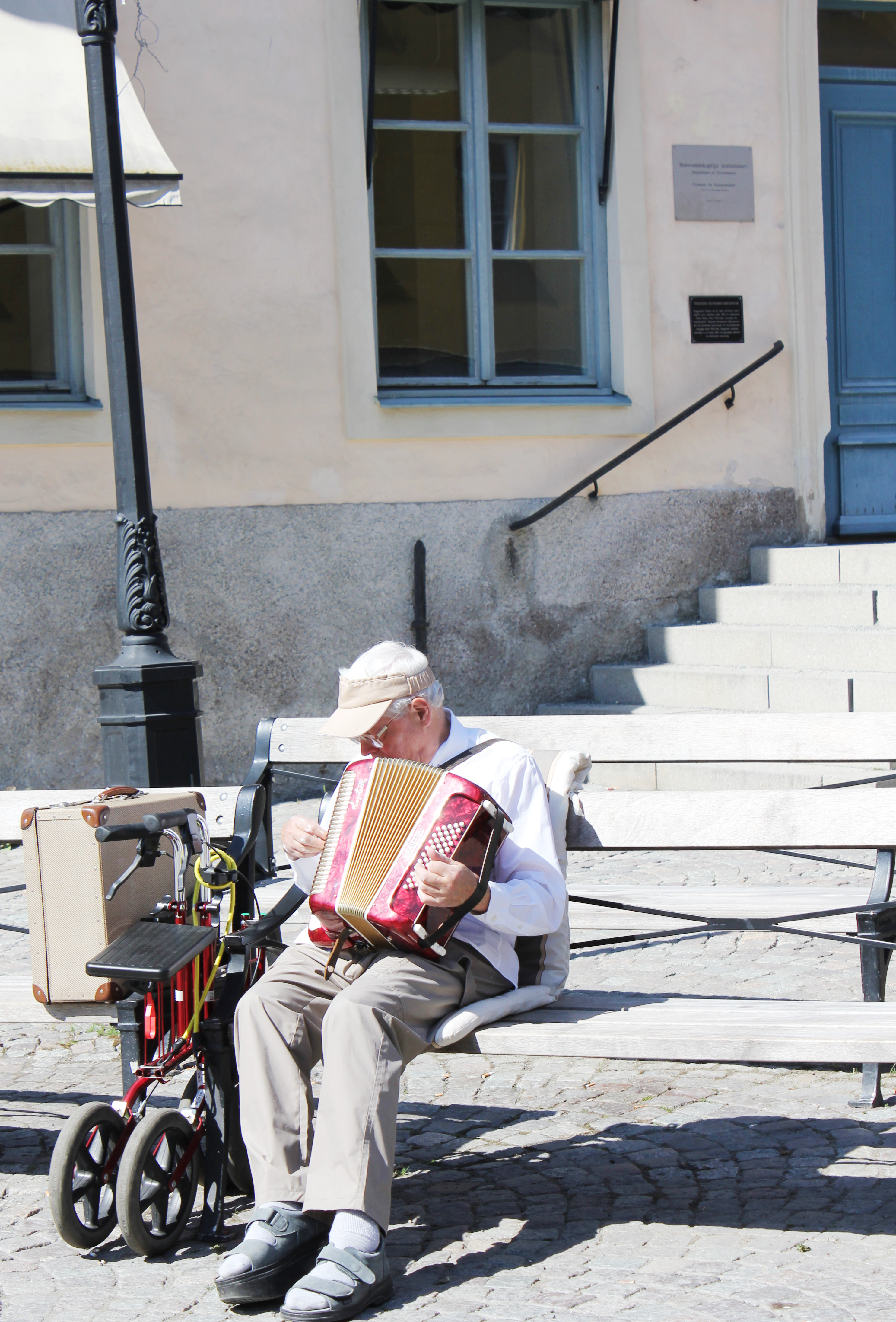 Pensionär hjälper en annan pensionär.