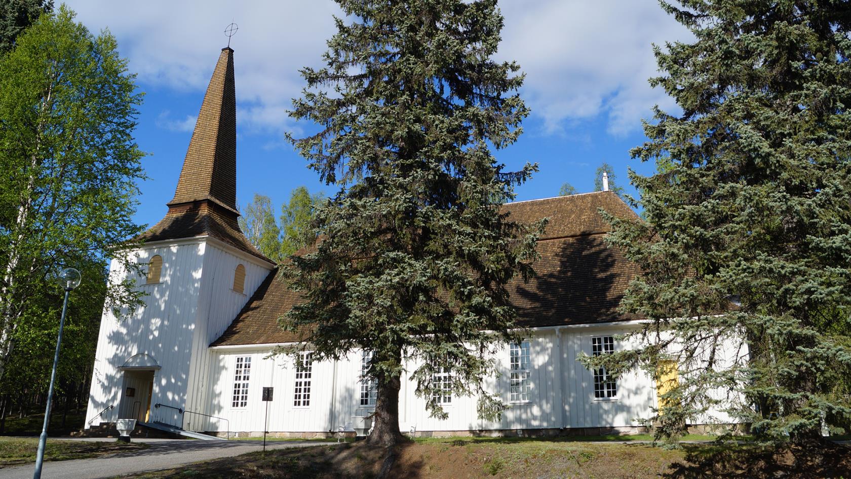 Edefors kyrka på våren.