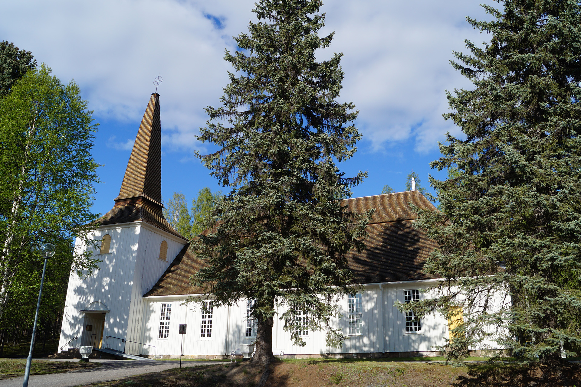 Edefors kyrka på våren.