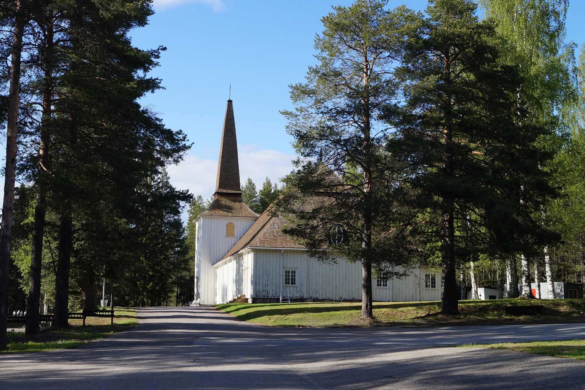 Edefors kyrka på våren.